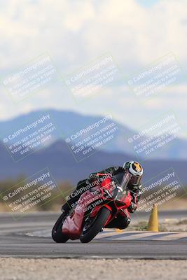 media/Nov-16-2025-Race Pace (Sun) [[8c5fa54630]]/Non Verified Riders (1st 20 Minutes)/5-Turn 15 (110pm)/